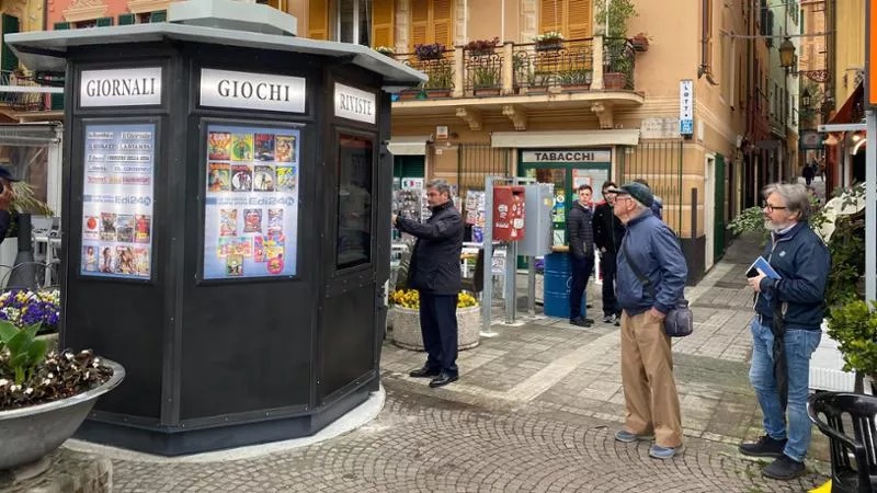 Arenzano, inaugurata la prima edicola automatica della Liguria